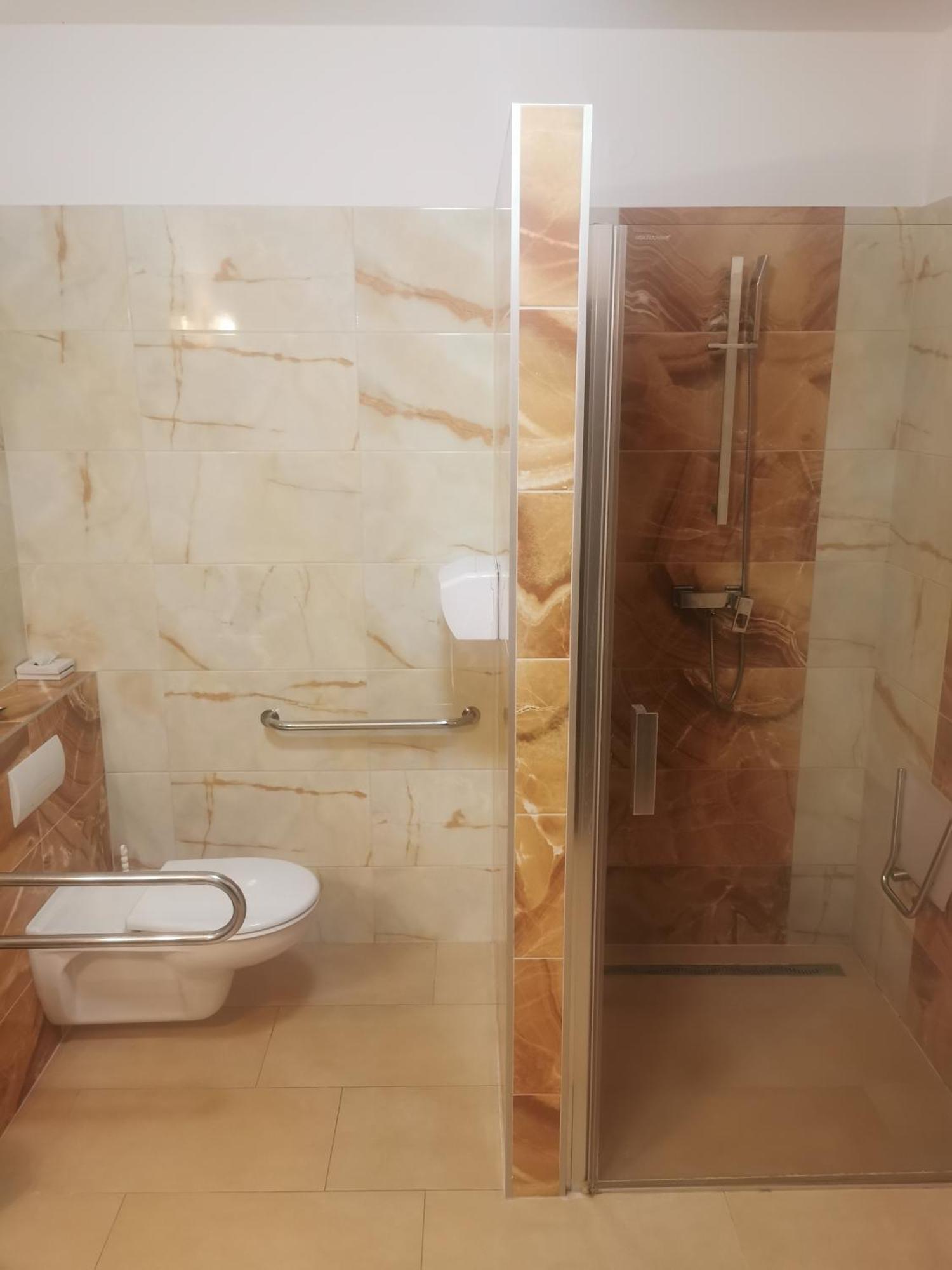 Hotel Diana Nové Mesto nad Váhom Екстериор снимка