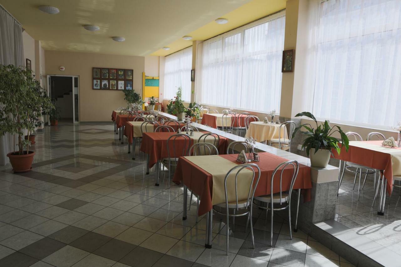 Hotel Diana Nové Mesto nad Váhom Екстериор снимка